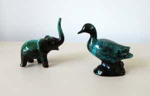 Niet of onleesbaar gesigneerd - Blue Mountain Pottery - Beeldje van een eend en een olifant verkocht voor € 1!