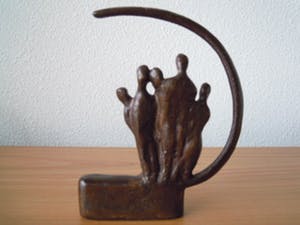 Brons (Onbekend) - Gesigneerd massief bronzen beeld van " GEZIN " kopen? Bied vanaf 65!