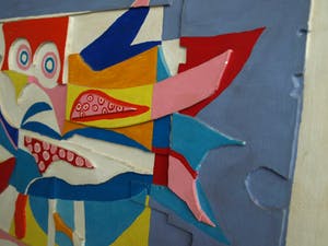 Peter Nieuwendijk - Houtreliëf, “Op 2 passen van mijn raam” – gesigneerd – 1967 kopen? Bied vanaf 150!