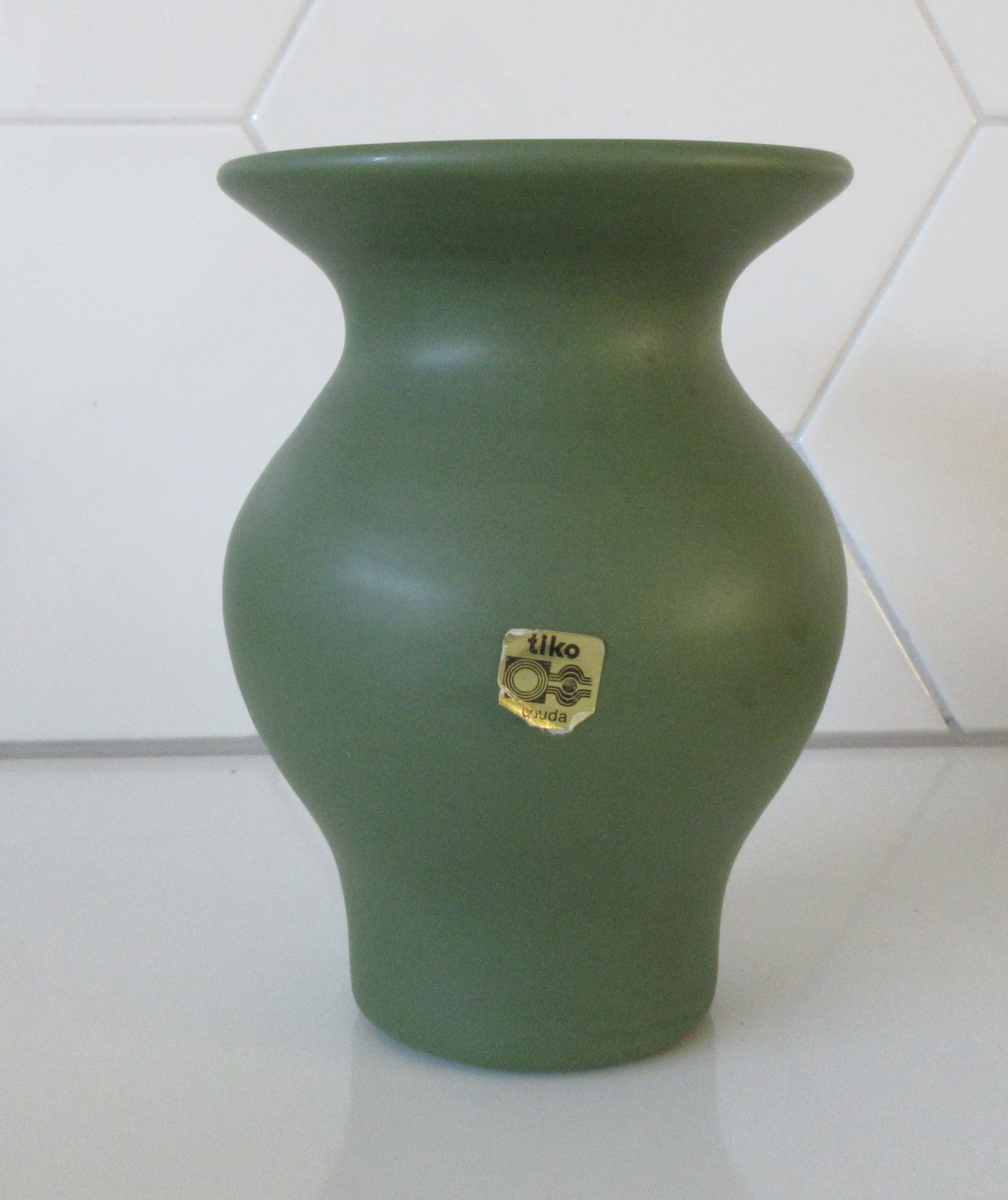 Plateelbakkerij Tiko - Mosgroen platelen vaasje verkocht voor € 10!