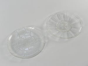 Niet of onleesbaar gesigneerd - 2 grote glazen jaren 60 schalen kopen? Bied vanaf 1!