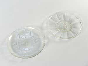 Niet of onleesbaar gesigneerd - 2 grote glazen jaren 60 schalen verkocht voor € 1!