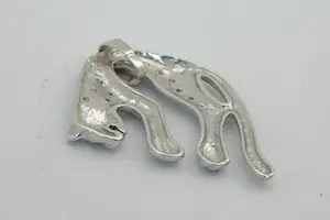 14- Mooi gedetailleerde 14 karaats wit-gouden panter hanger met 12 zirkonen kopen? Bied vanaf 190!
