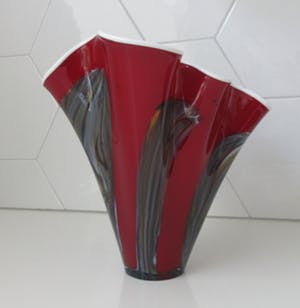 Niet of onleesbaar gesigneerd - Murano rode en meerkleurige witte opaline Fazzoletto vaas kopen? Bied vanaf 10!