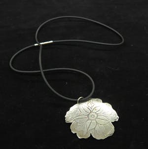 Yoka Voorbach - Yoka Voorbach - Collier met zilveren hanger met kleurenets, Magic eglantine kopen? Bied vanaf 1!