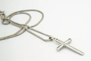 40 - Fijn 18Krt witgouden slangen collier & (0.10ct) diamanten kruis hanger kopen? Bied vanaf 290!