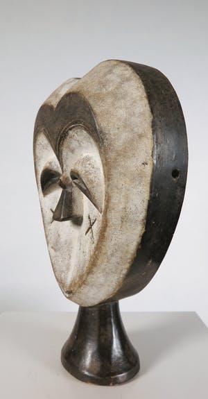 Kwele - Houten handmasker met hartvormig gezicht en wit pigment kopen? Bied vanaf 1!