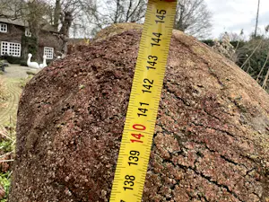 Ida De Roy - twee vrolijke apen "horen en zien" van beton op stalen sokkels kopen? Bied vanaf 500!