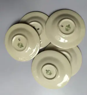 Plateelbakkerij Zuid-Holland - Schaaltje met verschillende asbakjes (9) kopen? Bied vanaf 25!