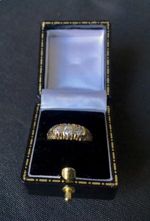 14K Goud - geelgouden antieke ring met drie briljant geslepen diamanten kopen? Bied vanaf 200!