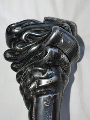 Niet of onleesbaar gesigneerd - Metalen beeld , “Gesmolten…!” – Op hardhouten voet kopen? Bied vanaf 1!