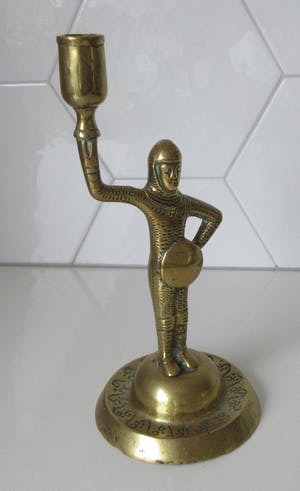 Curiosa - Oude koperen kandelaar staande ridder kopen? Bied vanaf 1!
