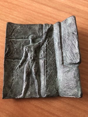 Brons (Onbekend) - Bronzen object / penning in houten doosje met kunstwerkje erop. kopen? Bied vanaf 70!