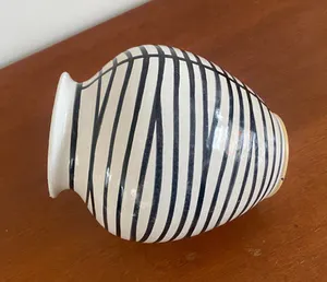 Niet of onleesbaar gesigneerd - Vintage kunstaardewerken vaas met zwart wit decor kopen? Bied vanaf 1!