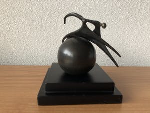 Corry Ammerlaan - Beeldje op sokkel - De hele wereld aankunnen kopen? Bied vanaf 35!