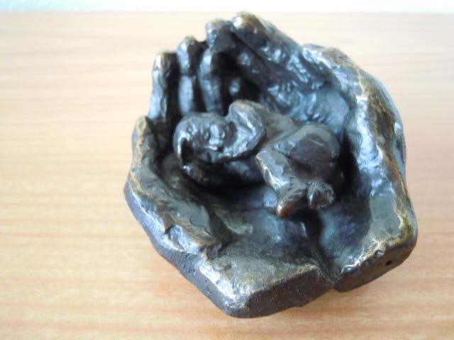 Astrid Veldhuyzen-Koppen - Bronzen beeldje - handen met baby er in. verkocht voor € 45!