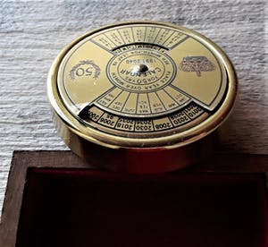 Curiosa - Fraaie 50-jarige kalender: Een vroege, eenvoudige zakkalender met bewaardoosje kopen? Bied vanaf 1!