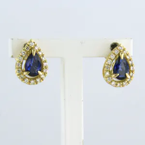 18k gouden entourage oorknoppen bezet met saffier en briljant geslepen diamant kopen? Bied vanaf 1!