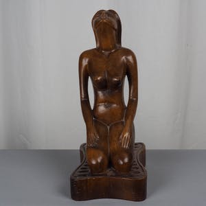 Niet of onleesbaar gesigneerd - Zeer fraai houten vrouwen beeld "Amsterdamse school". kopen? Bied vanaf 1!