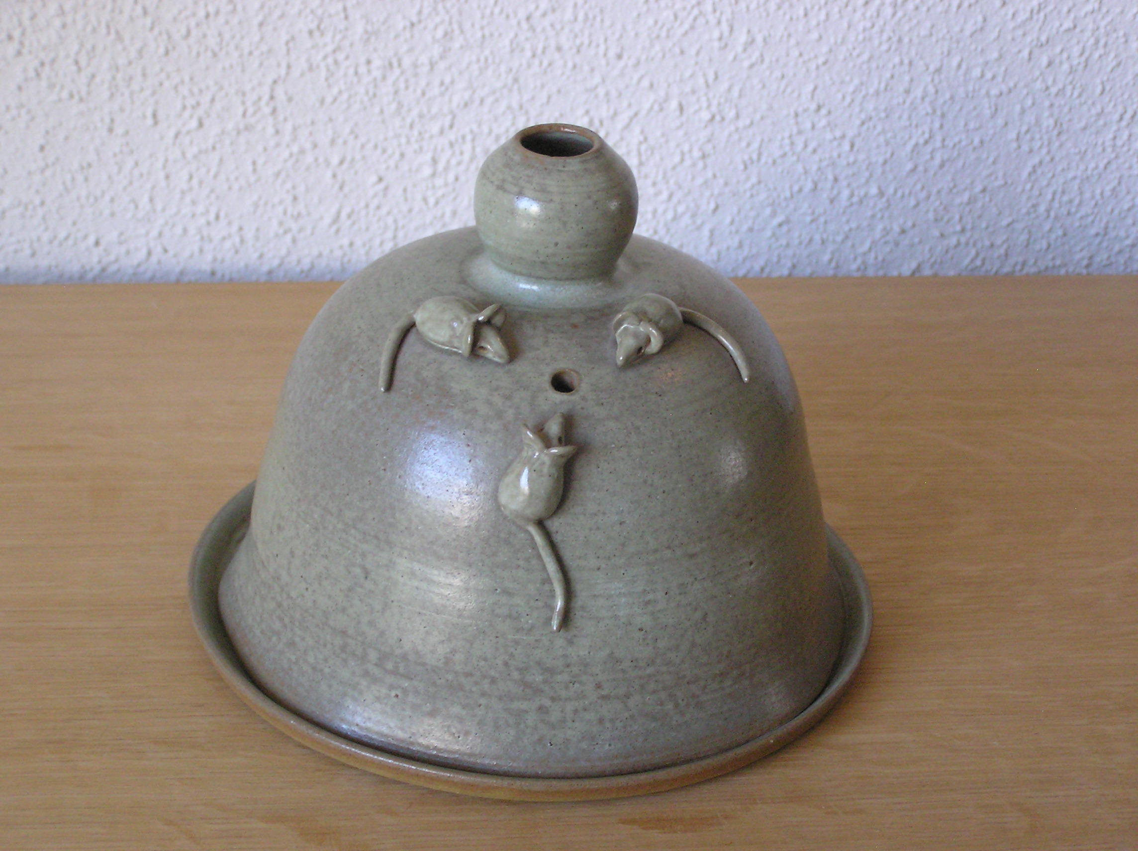 Niet of onleesbaar gesigneerd - Studio keramisch kaasstolp muizen verkocht voor € 1!