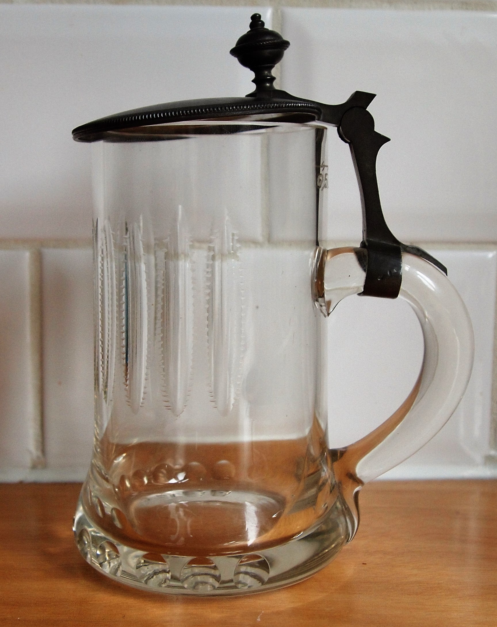 Niet of onleesbaar gesigneerd - Theresienthal kristallen bierkruik met tinnen deksel verkocht voor € 1!