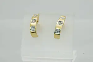 47- Chique set 18Krt geel-gouden oorstekers met diamant - haakvormig model kopen? Bied vanaf 130!