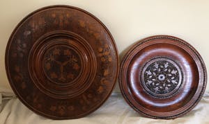 Curiosa - 2 Poolse folkloristische borden met zeer verfijnd houtsnijwerk kopen? Bied vanaf 1!