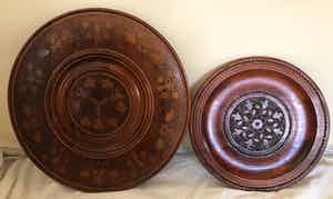2 Poolse folkloristische borden met zeer verfijnd houtsnijwerk verkocht voor € 1!