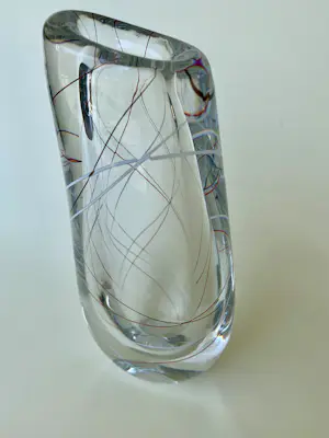 Vicke Lindstrand - Asymetrische schuin afgesneden vaas met decoratieve diagonale glasdraden kopen? Bied vanaf 100!