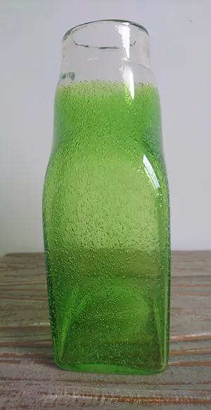 Niet of onleesbaar gesigneerd - Glazen gifgroene blokvaas met ingesloten luchtbellen kopen? Bied vanaf 1!