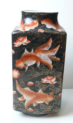 Niet of onleesbaar gesigneerd - Chinesische Vase, Schwarzgrund, handbemalt mit Koj, um 1950 kopen? Bied vanaf 1!
