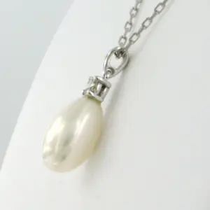 14k gouden collier met hanger met parel en diamant 0.10 ct kopen? Bied vanaf 280!
