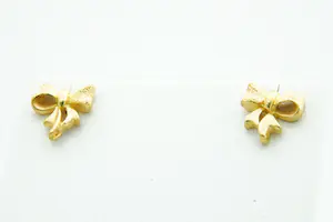 62- Fraai gedetailleerde set 20krt geel-gouden oorschroeven - "strik" model kopen? Bied vanaf 240!