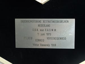 Curiosa - (Naar) Victor Vasarely : Herdenkingsmaquette 1979 , Samenwerking OBN en VAGWW kopen? Bied vanaf 75!