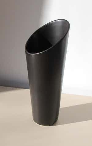 Niet of onleesbaar gesigneerd - Zwart aardewerken schoorsteenvaas verkocht voor € 1!