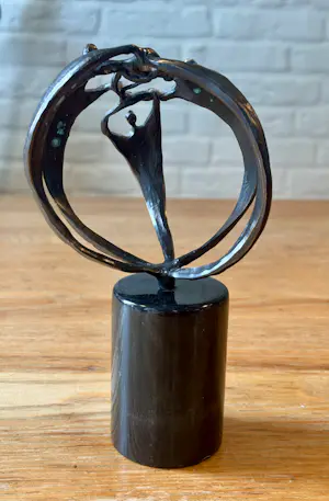 AcheterCorry Ammerlaan - Brons sculptuur getiteld "Samenwerking", rustend op een zwarte marmeren sokkel? Enchérissez de 45!