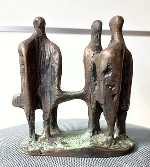 Wim Rijvers - Drie figuren met tafel, bronzen beeld kopen? Bied vanaf 150!