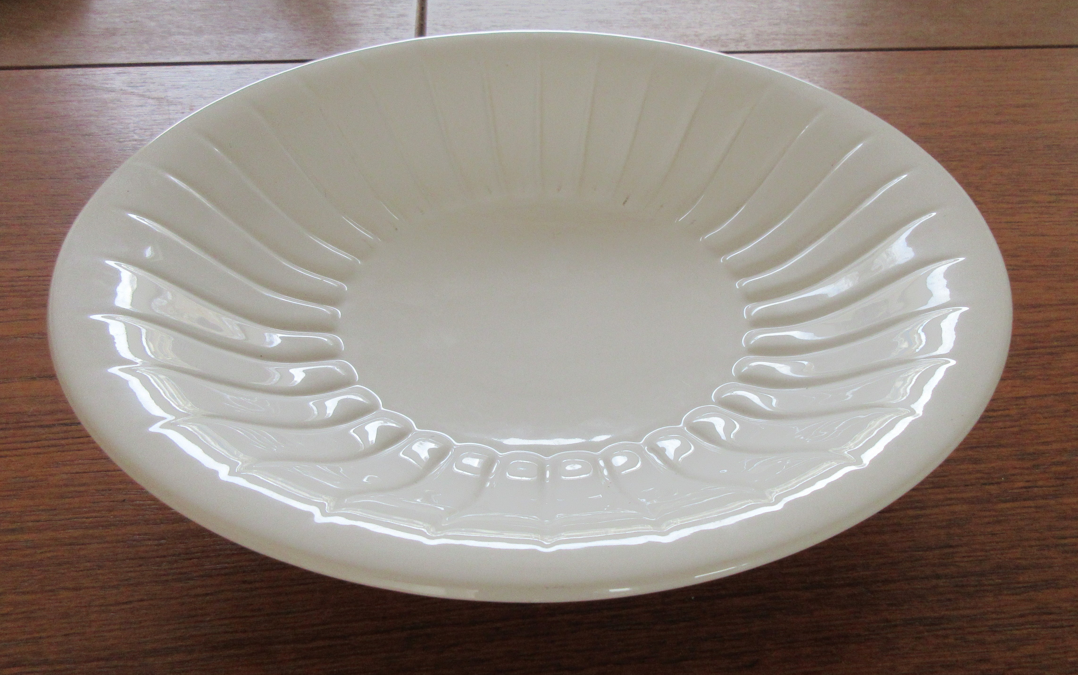 Kunstaardewerkfabriek Regina - Wit platelen gelobte fruitschaal verkocht voor € 20!