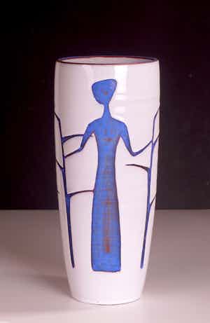 Potterie Hans Wagner - Grote vaas met stilistisch blauw floraal en vrouwen decor - 1960's verkocht voor € 19!