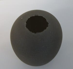 Lou Schwirtz - Eivormig keramisch vaasje met met ruw Aubergine kleurig glazuur kopen? Bied vanaf 38!