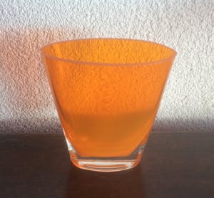 Niet of onleesbaar gesigneerd - DRIE APARTE ORANJE GLAZEN VAZEN kopen? Bied vanaf 1!
