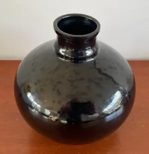 Niet of onleesbaar gesigneerd - Kunstkeramisch zwart bol of schoorsteenvaasje kopen? Bied vanaf 1!