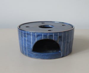 Niet of onleesbaar gesigneerd - Blauw wit lineair gestreept aardewerken theelicht kopen? Bied vanaf 1!