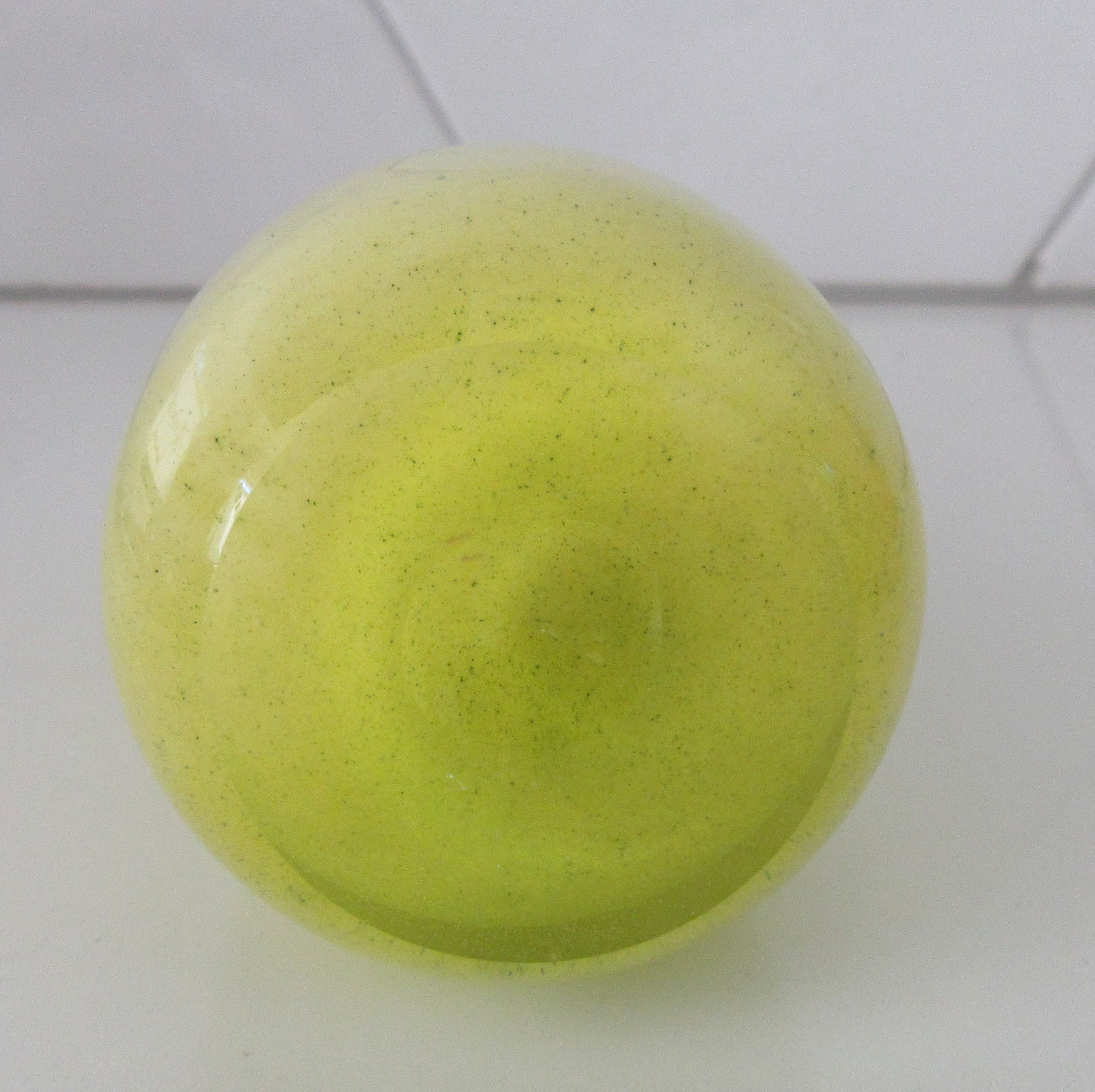 Niet of onleesbaar gesigneerd - Cased hand geblazen citrusgeel glazen vaasje kopen? Bied vanaf 1!