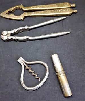 Twee antieke kurkentrekkers en twee antieke notenkrakers verkocht voor € 1!