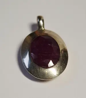 Nieuwe zilveren hanger met natuurlijke robijn. kopen? Bied vanaf 50!