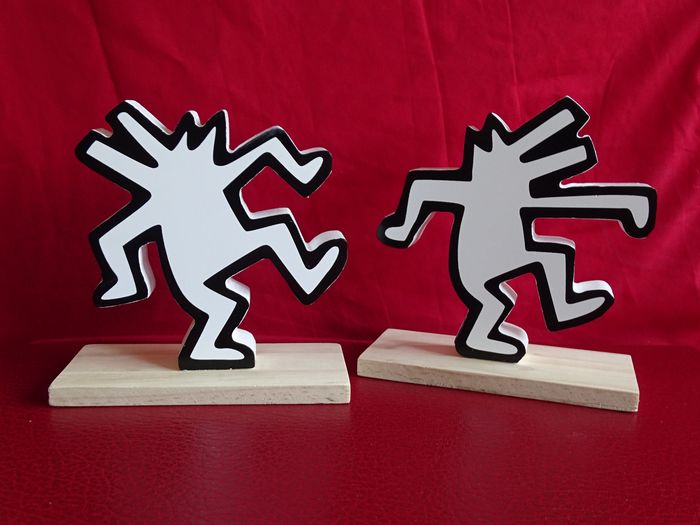 AcheterKeith Haring - Dancing Dogs boekensteunen / decoratieve objecten? Enchérissez de 85!