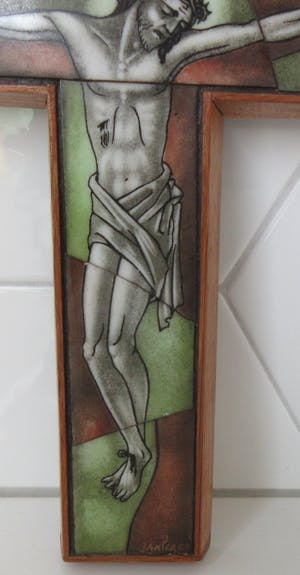 Jan Perey - Opaline glazen gebrandschilderde Cruxifix met houten lijst kopen? Bied vanaf 25!