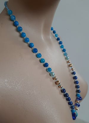 Niet of onleesbaar gesigneerd - Collier van lapis lazuli,blauw agaat,Murano glas druppels en turquoise kopen? Bied vanaf 1!