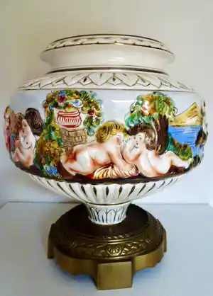 Real Fabbrica Capodimonte - Een mooie grote Italiaanse coupe op koperen voet. verkocht voor € 50!